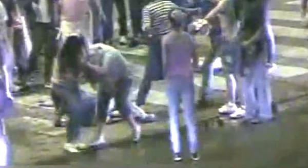 videos de mujeres salidas video terrible pelea entre mujeres a la salida de un bar videos de mujeres salidas video terrible pelea entre mujeres a la salida de un bar